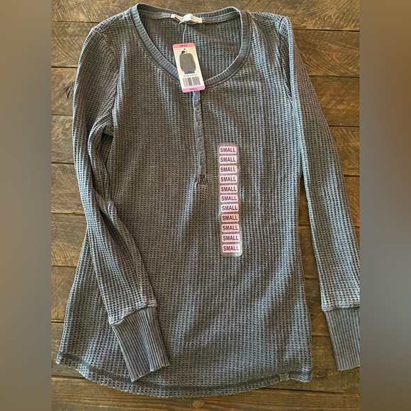 NWT Gray Long sleeve waffle material shirt - Picture 1 of 3